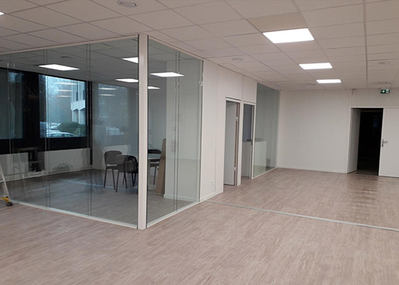 Grand espace, locaux professionnels adaptés avec cloisons en verre