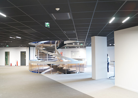 Grand escalier en colimasson au sein de locaux professionnels